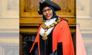 İngiltere’nin İlk Başörtülü Belediye Başkanı Irkçılık Yüzünden Partisinden Ayrıldı