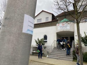 Almanya’da Cami Yakınındaki Aydınlatma Direğine İslamofobik Yazılar Yazıldı