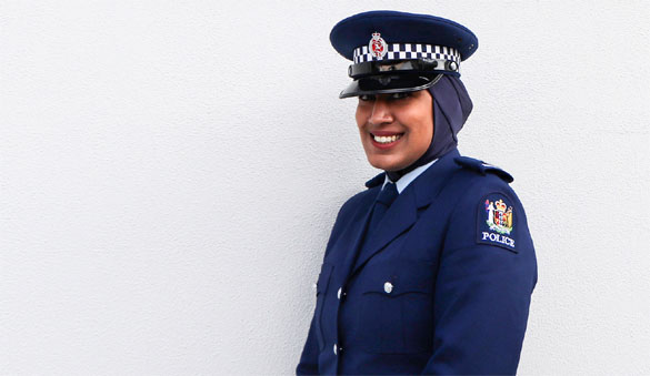 yeni zelanda başörtülü polis