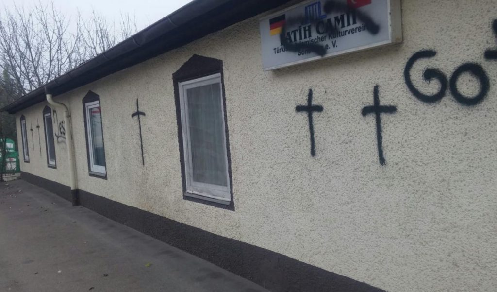 Almanya’da Cami Duvarına Sprey Boyayla Haç Çizildi