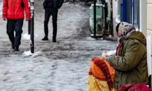 Paris’te Soğukta Kalan Göçmen ve Mülteciler Kendilerini Bir Okula Kapattı