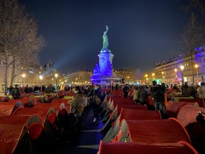 Düzensiz Göçmenler Hükümete Tepki İçin Paris’in Göbeğinde Kamp Kurdu