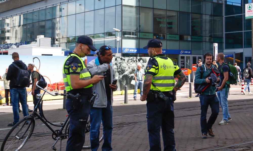 Hollanda Polisinden Irkçı Mesajlaşma- Bir Türk Daha Azaldı