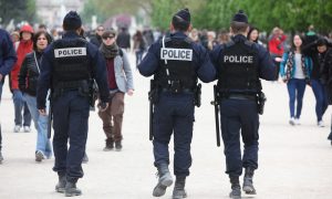 Fransa’da Siyahi Müzisyeni Darbeden Polisin Telefonunda Irkçı Mesajlar Bulundu