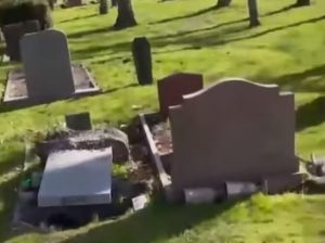 İsveç’te Müslüman Mezarlığına Saldırı