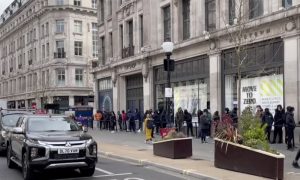 Mağazalar ve Berberler 97 Günün Ardından Yeniden Açıldı