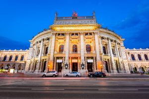 Avusturya’da Restoran, Otel ve Tiyatrolar Yeniden Açılacak