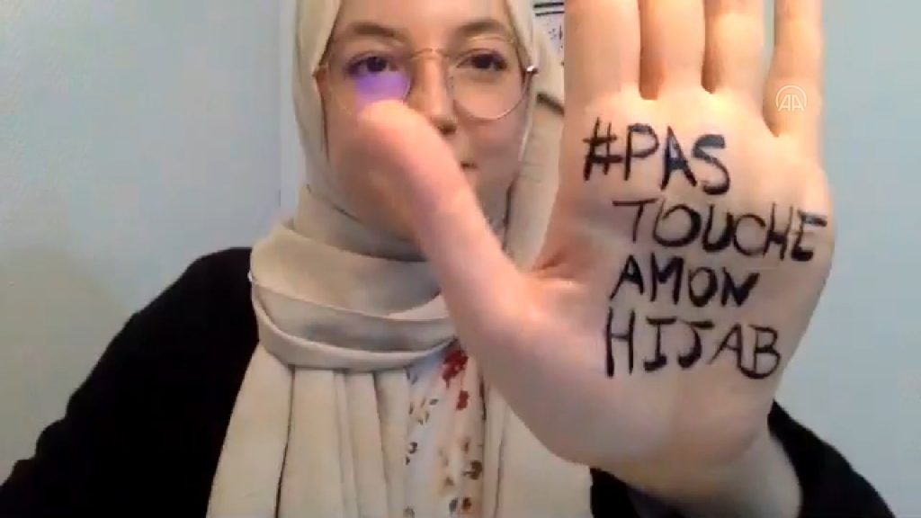 Fransa’da Müslüman Kadınlardan “Başörtüme Dokunma” Eylemi