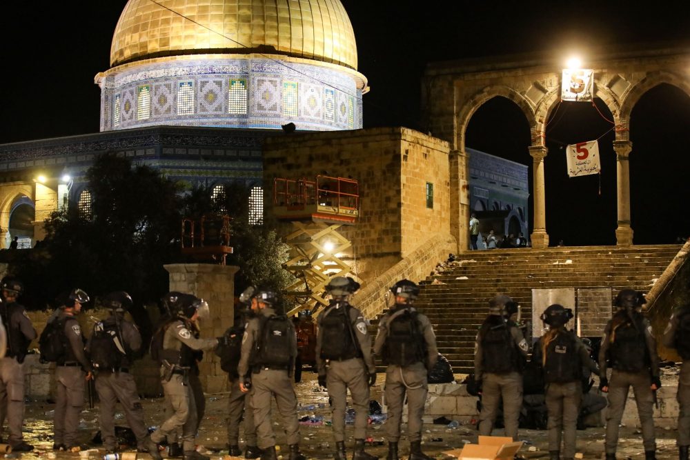İsrail polisinin Mescid-i Aksa içinde namaz kılan cemaate saldırısında 53 Filistinli yaralandı