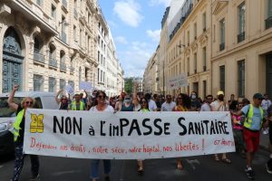 Fransa’da Kovid-19 Zorunlu Aşı Karşıtları Meydanları Bırakmıyor