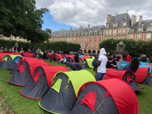Fransa’da 400 Kadar Evsiz Paris’te Çadır Kurarak Eylem Yaptı