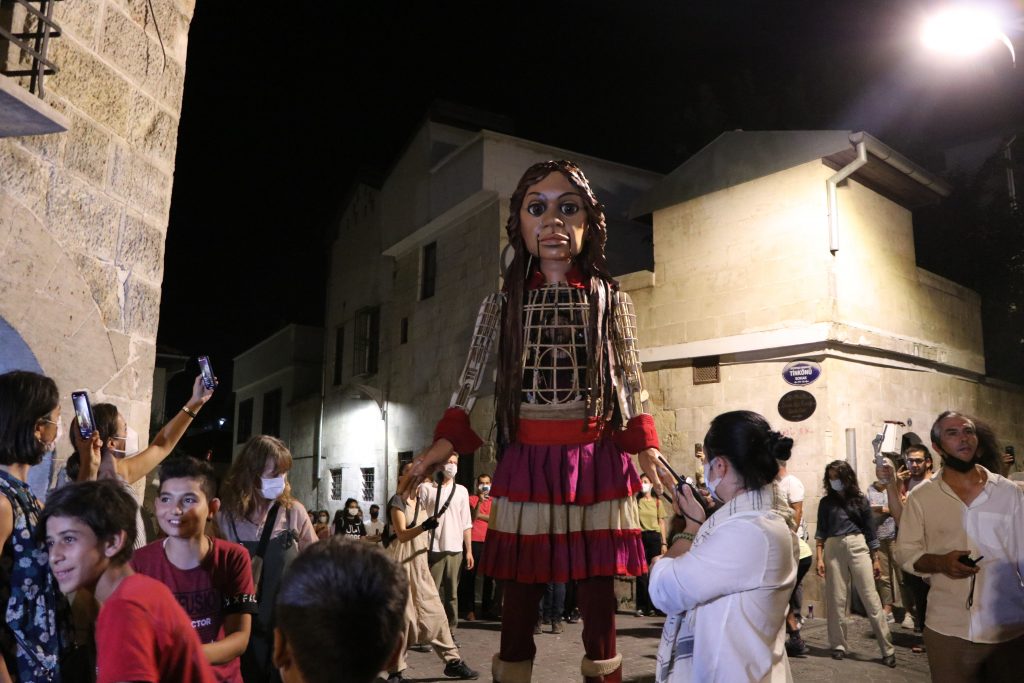 Mülteci Çocukların Simgesi Kukla “Küçük Amal” Londra’ya Ulaştı