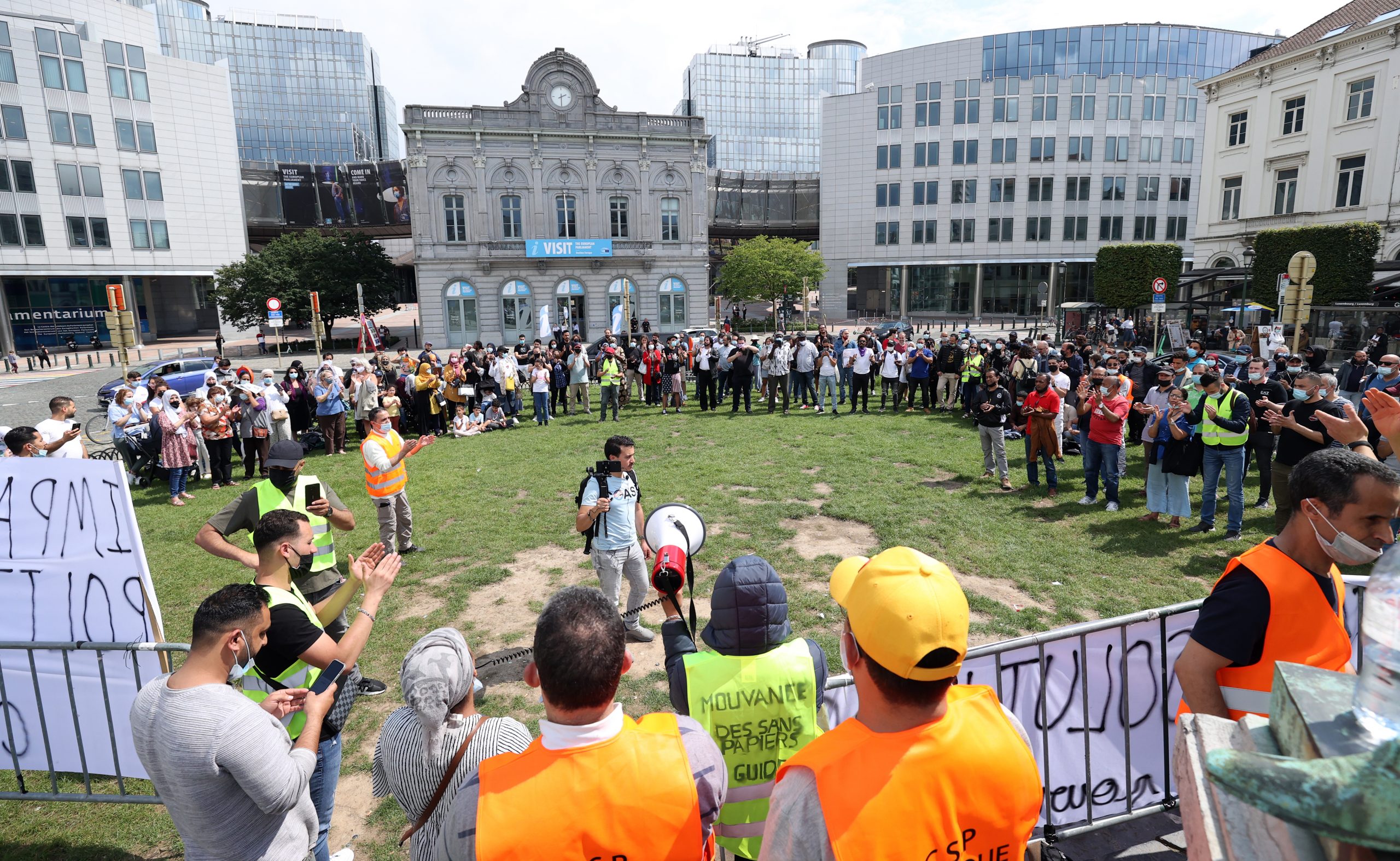 Düzensiz göçmenler Avrupa Parlamentosu önünde gösteri yaptı