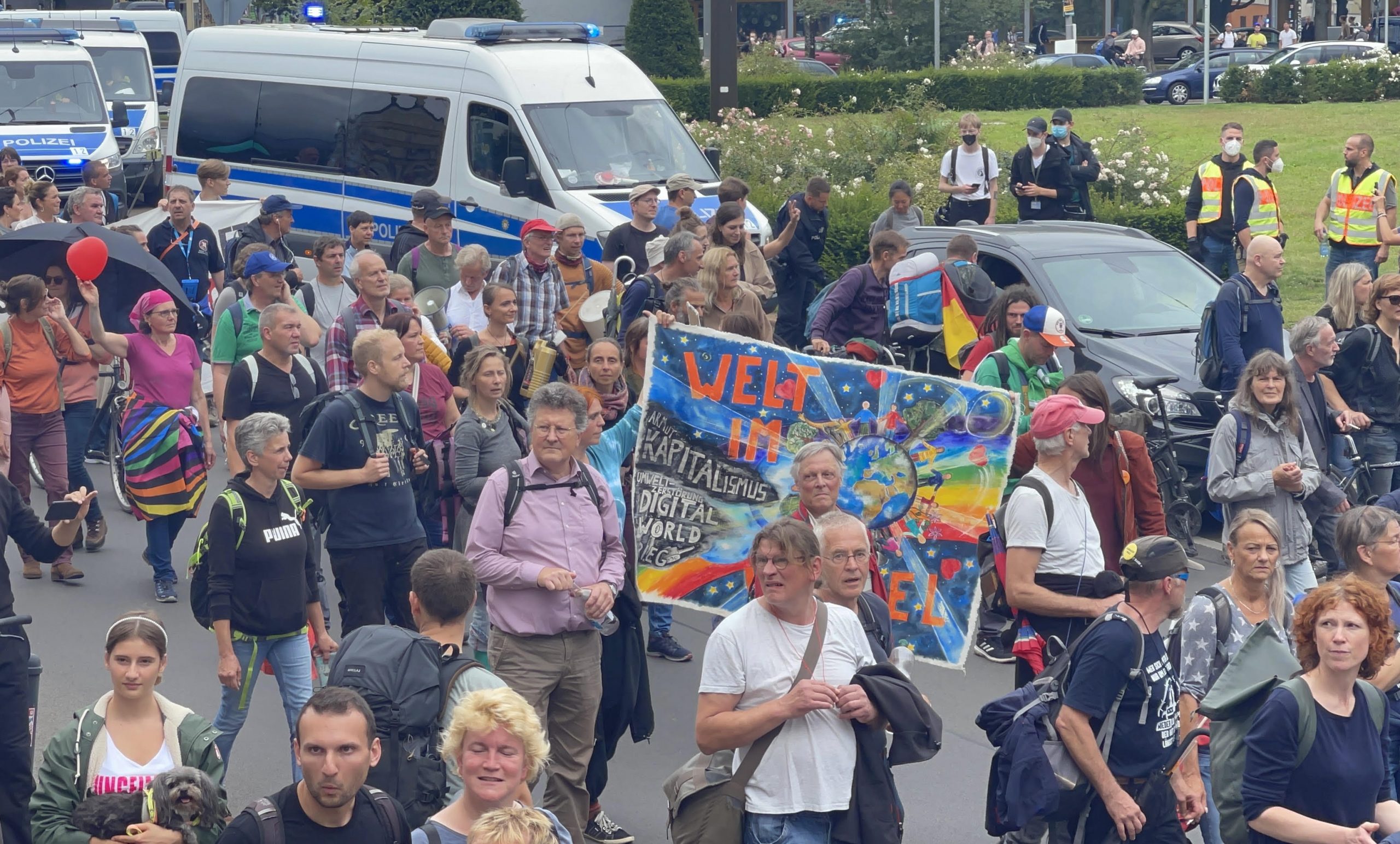 Almanya’da Hükûmetin Kovid-19 ile Mücadele Politikası Protesto Edildi