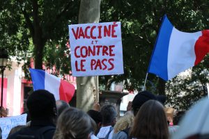 Fransa’da Zorunlu Aşı ve Sağlık Kartı Karşıtları 3 Haftadır Sokaklarda