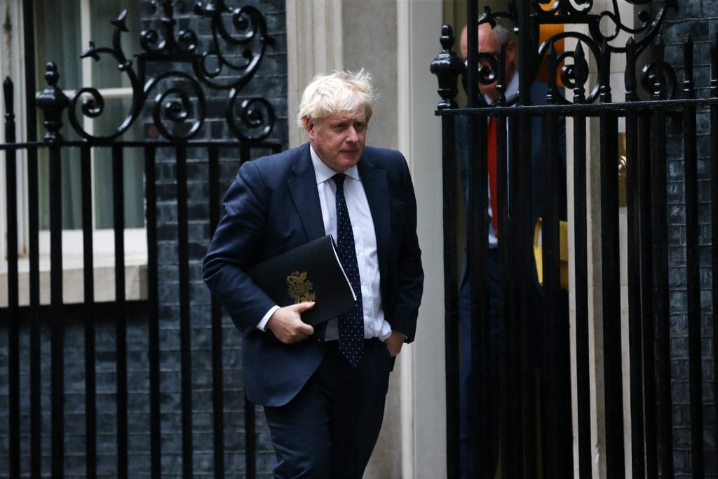 Boris Johnson: “Kovid-19 Risk Olmaya Devam Ediyor”