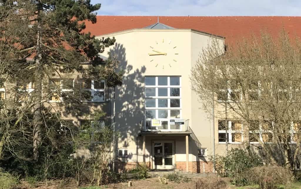 Berlin’de Bir Okuldan Başörtülü Çalışanına: “Ya Başörtün, Ya İşin”