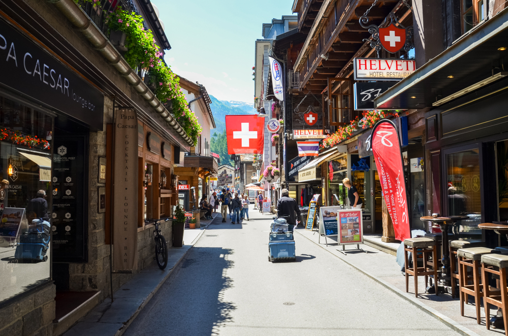 İsviçre'de "Kovid-19 sertifikası" Sormayı Reddeden Restoran Sahipleri Gözaltına Alındı