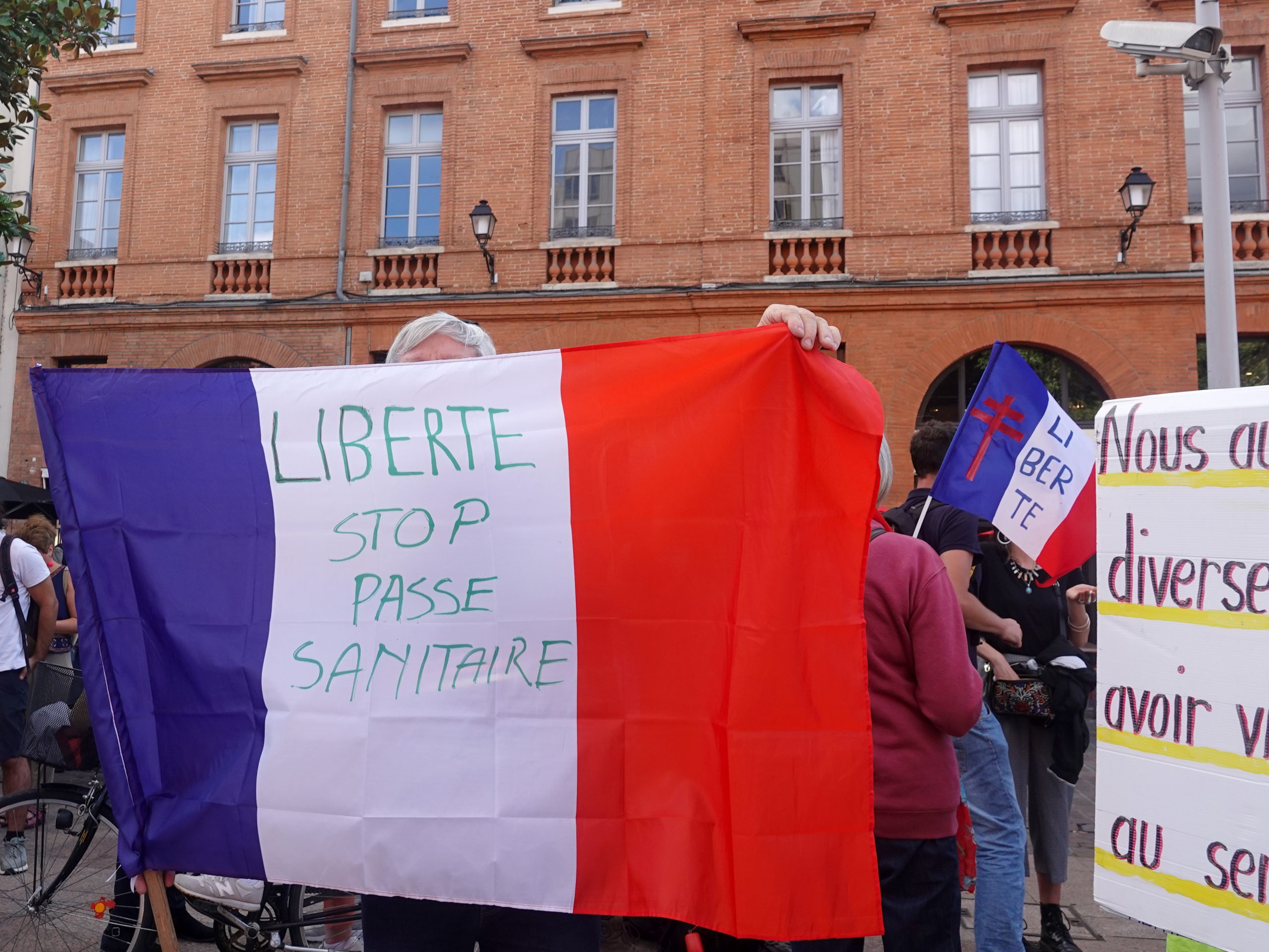 Fransa'da 2021: Artan İslam Karşıtlığı ve Kovid-19 Protestoları