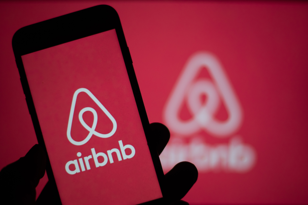 Le Monde: "Airbnb, Havuzlu Ev Kiralayan Müslüman Kadınları Yetkililere Bildirecek"