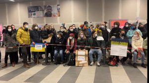 Ukrayna’dan Berlin’e Ulaşan Mültecileri Gönüllüler Karşılıyor