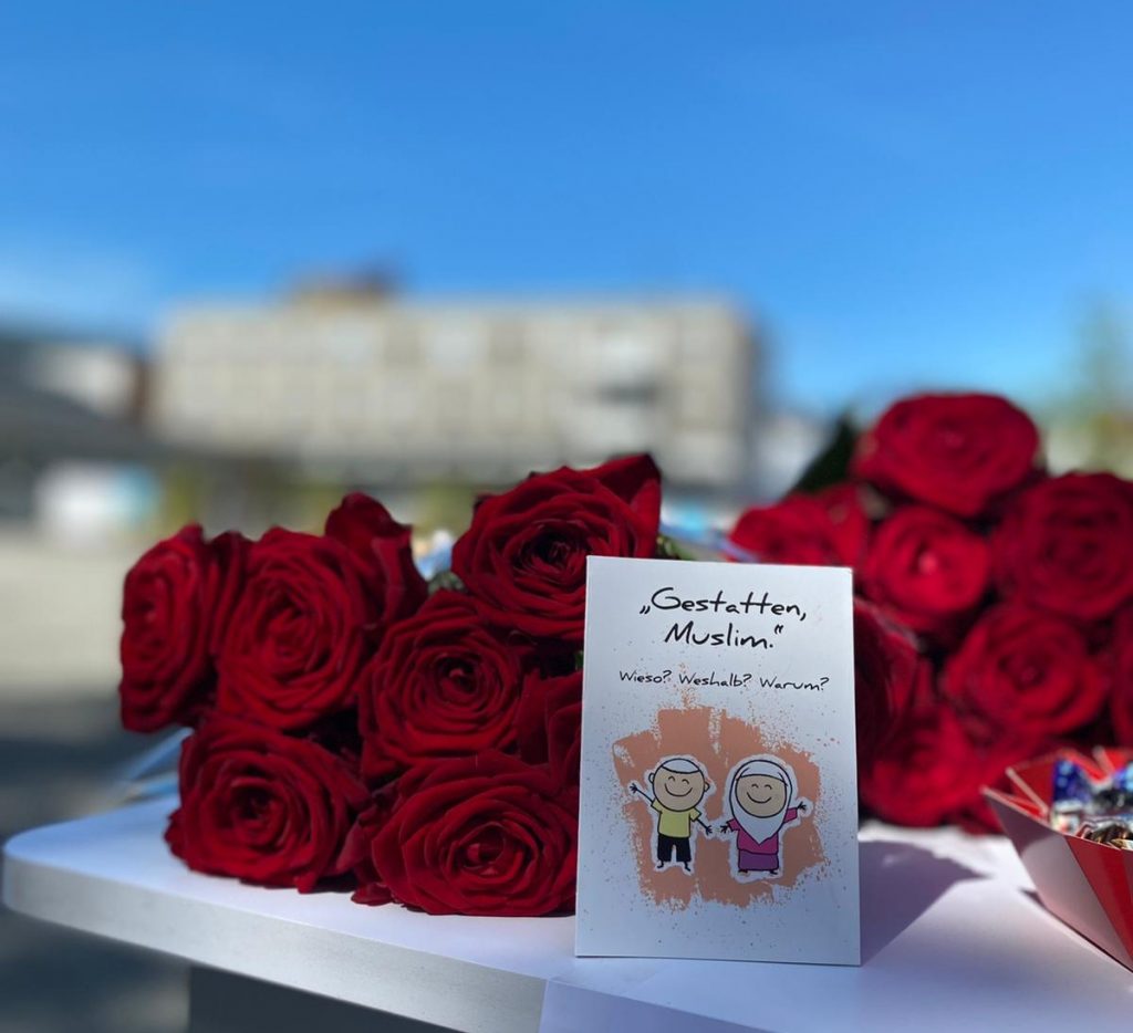 Avrupa’da “Buyrun, Ben Müslüman’ım” Sokak Aksiyonu Gerçekleştirildi