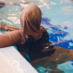 Tesettür Mayo Giyen Müslüman Anne ve Kızları Havuza Alınmadı