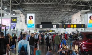 Avrupa’daki Havalimanlarında Yaşanan Kaos Devam Ediyor