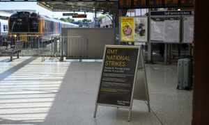 Birleşik Krallık’ta Demir Yolu Çalışanları Greve Gitti