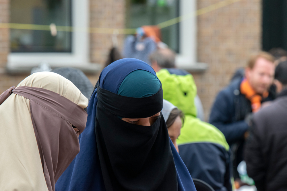 Amsterdam Belediye Meclisinden "Burka Yasağının Kaldırılması" Önerisi