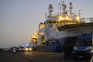 Akdeniz’deki Mülteci Gemilerinin Güvenli Liman Bekleyişi Sona Erdi