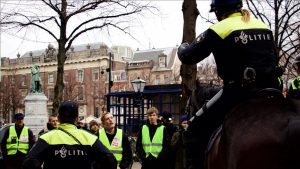 Hollanda’da Polis Memurlarının Başörtüsü Takabilmesi Önerildi