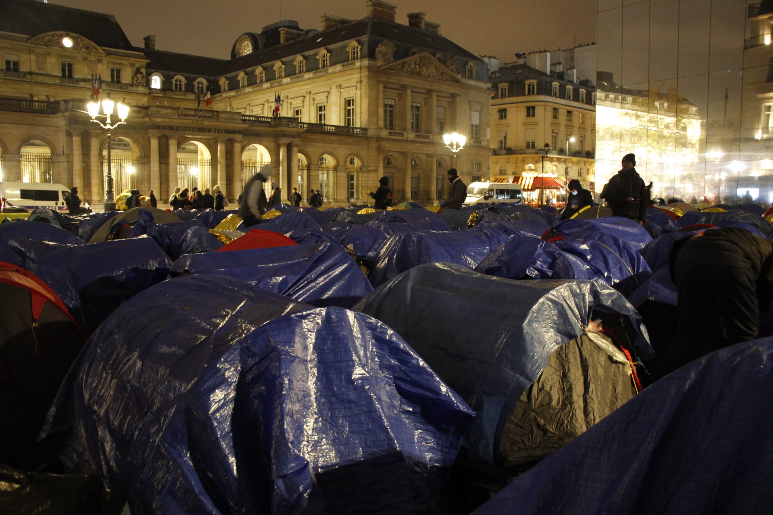 Refakatsiz Çocuk Göçmenler Paris'te Sokakta Kalıyor
