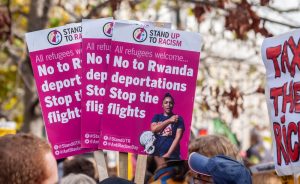 Yüksek Mahkeme’den Göçmenleri Ruanda’ya Gönderme Planına İtiraza Onay