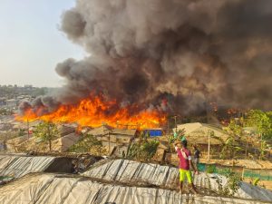 Mülteci Kampındaki Yangın 12 Bin Kişiyi Evsiz Bıraktı