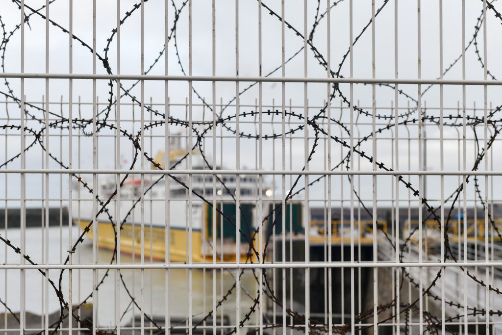 İngiltere’de Sığınmacı Gemisinde Bakteri Vakası: “Bizi Tehlikeye Atıyorlar”