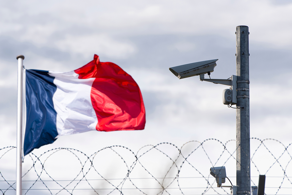 Fransa'da Göç Yasası Reformu: Sınır Dışı Etmeler Artacak, Tıbbi Yardım Kısıtlanacak