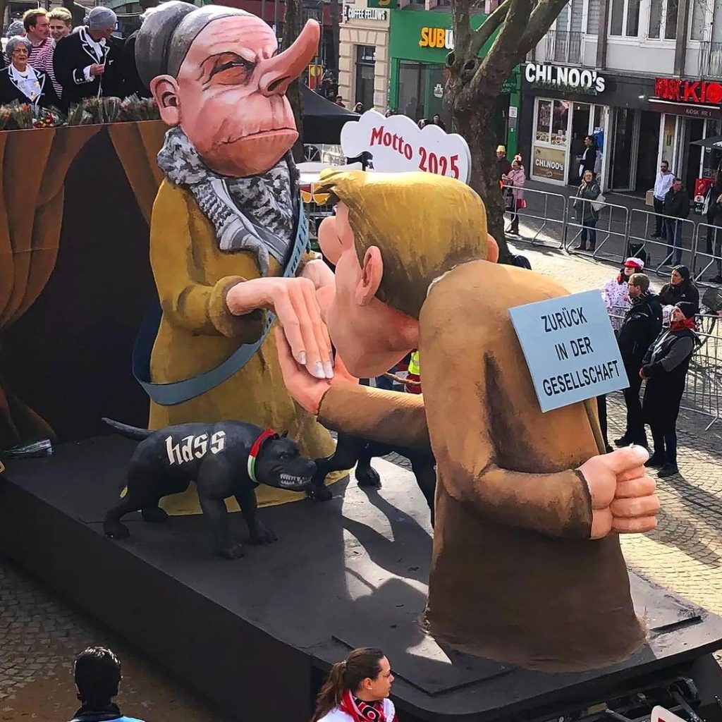 Almanya’da Karnaval Geçidi: Filistin Tasmalı Köpek, Tankın Önüne Sürülen Filistinli