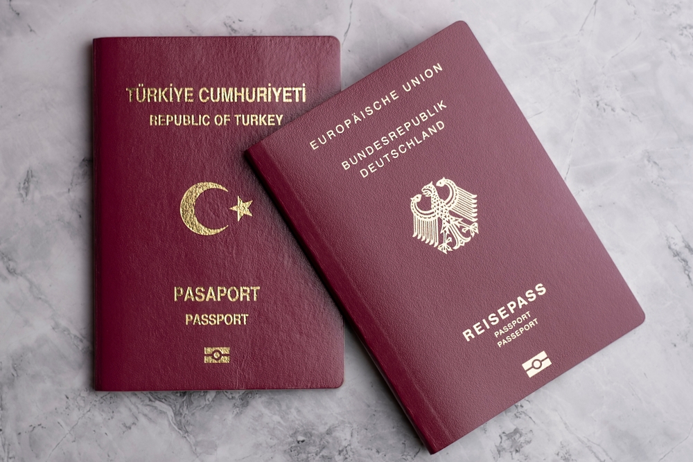 2024 yılına başlarken Almanya'da uzun yıllardır gündemde olan vatandaşlık reformu için son adımlar atıldı ve yapılan yasa değişikliği Haziran 2024 itibarıyla yürürlüğe girdi. Çifte ve çoklu vatandaşlığa imkan tanıyan yeni yasal mevzuattan en çok Türkiye kökenli insanların faydalanması bekleniyor. Peki, bu yasa değişikliğinden önceki durum nasıldı? Kaç Türk, Alman vatandaşlığına geçmişti? İstisnai olarak çifte pasaport sahibi olan kaç kişi vardı? Bu sorulara ilişkin verileri sizin için derledik.