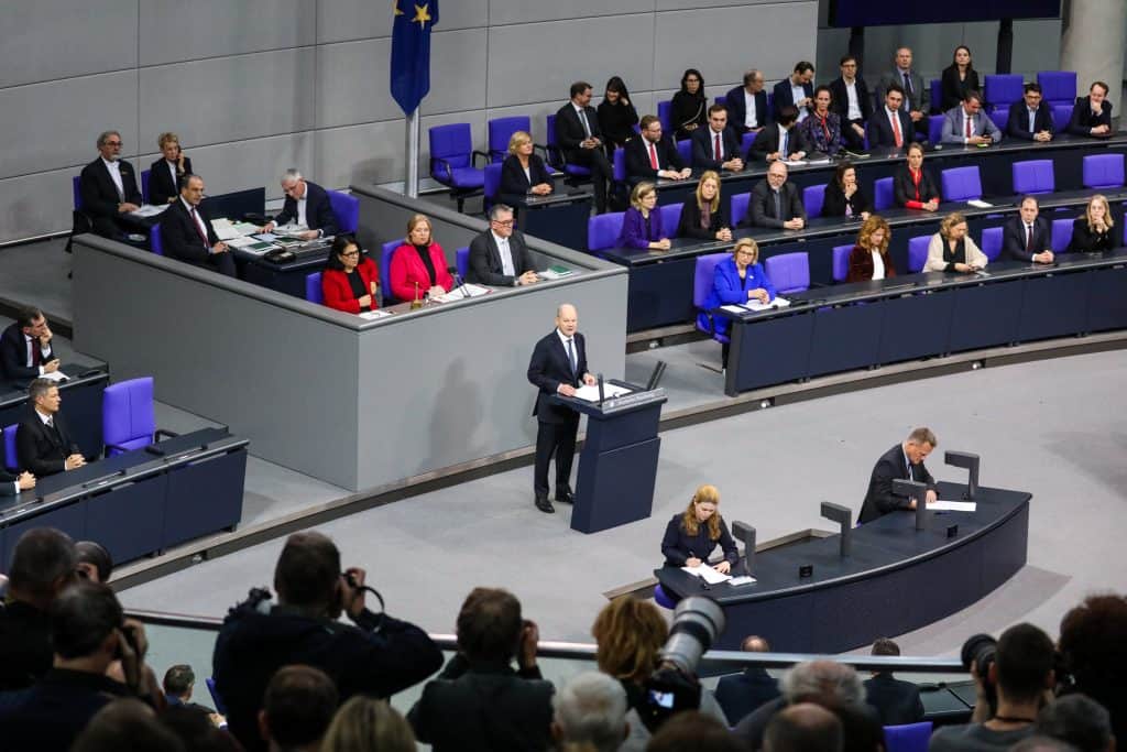 Almanya Başbakanı Güvenoyu Alamadı, Meclis’in Feshedilmesini İstedi