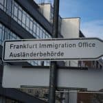 Almanya Göç Alıyor Ama Tutamıyor: Ayrımcılık, Bürokrasi ve Hayat Pahalılığı