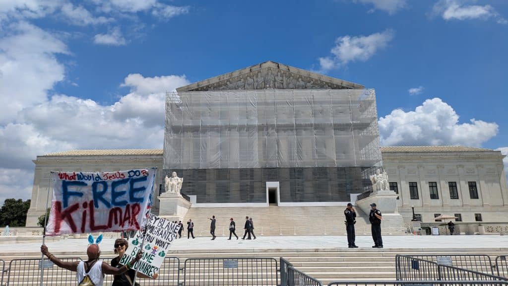 ABD’deki 500 Bin Göçmenin Statüsü İptal: Yüksek Mahkeme Kararı Ne Anlama Geliyor?