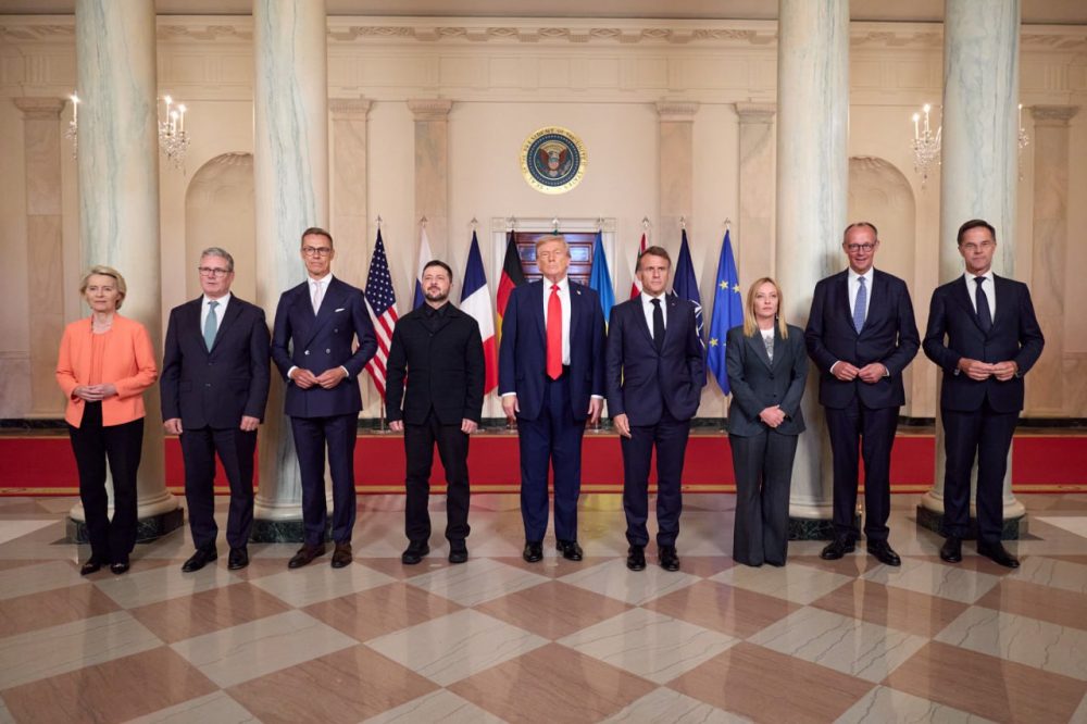 Alaska’daki Trump–Putin zirvesinden sadece bir kaç gün sonra Beyaz Saray’da toplanan Zelenskiy ve yedi Avrupa lideri, Ukrayna’da savaşın sonlandırılması ve güvenlik garantileri konularında kritik adımlar için görüşme yaptı.