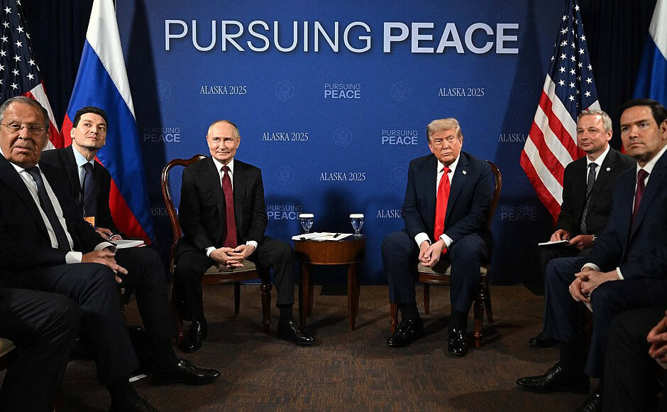 ABD Başkanı Donald Trump ile Rusya Devlet Başkanı Vladimir Putin arasında Alaska eyaletinde düzenlenen zirve başladı. Görüşmede Trump'a ABD Dışişleri Bakanı Marco Rubio ve Orta Doğu Özel Temsilcisi Steve Witkoff eşlik etti. Putin'e Rusya Dışişleri Bakanı Sergey Lavrov ve Kremlin Dış Politika Danışmanı Yuriy Uşakov eşlik etti. | 15 Ağustos 2025 | Fotoğraf: Kremlin Basın Merkezi