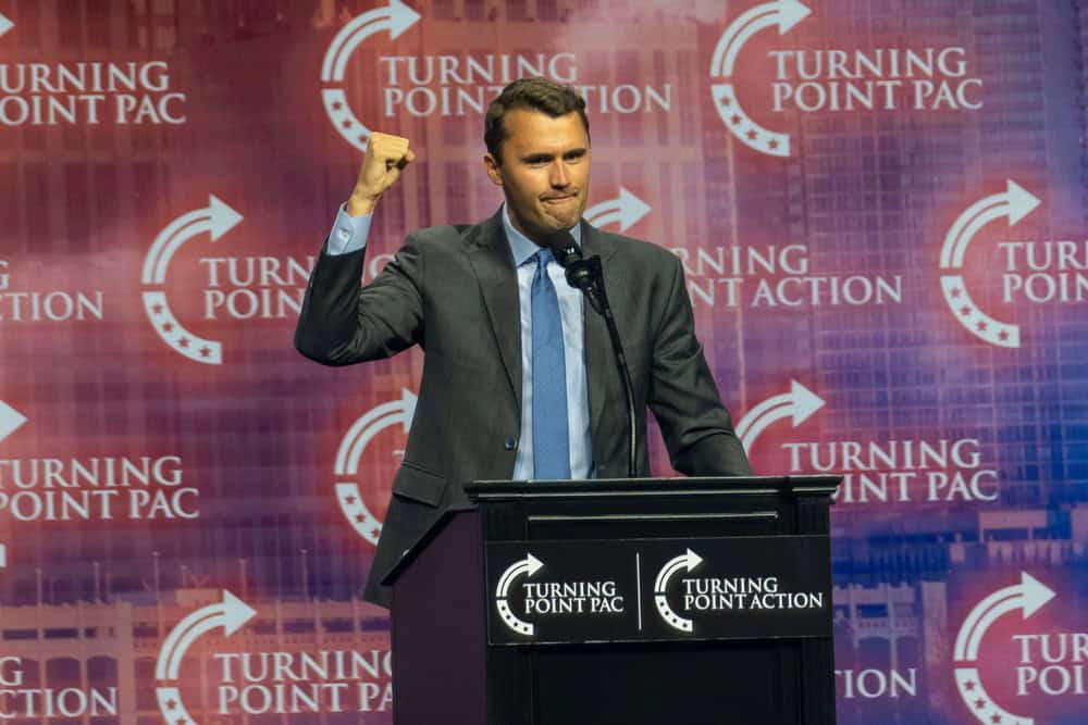 ABD’de muhafazakâr gençlik hareketinin önde gelen isimlerinden Charlie Kirk, Utah’ta katıldığı bir etkinlikte öldürüldü. Trump’a ve İsrail’e verdiği güçlü destekle tanınan ve milyonlarca takipçiye ulaşan Kirk’ün ölümü, siyasi şiddet, ifade özgürlüğü ve Amerika’daki derin kutuplaşma tartışmalarını yeniden alevlendirdi.