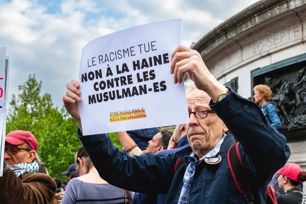 Fransa’da Müslümanlara yönelik ayrımcılık ve nefret suçları alarm veriyor. Camilerin önüne bırakılan domuz başlarından işe alımda yaşanan sistematik engellere kadar uzanan bu tablo, Paris Büyük Camii ve Ifop’un son araştırmasına göre toplumun bütünlüğünü tehdit eden çok boyutlu bir sorun haline gelmiş durumda.