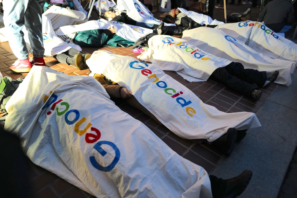 Haziran 2025'te imzalanan 45 milyon dolarlık bir anlaşmanın belgelerri açığa çıktı: Google, Netanyahu hükûmetinin Gazze'deki açlık ve kıtlık olduğunu reddeden propaganda stratejisinde kilit bir role sahip.