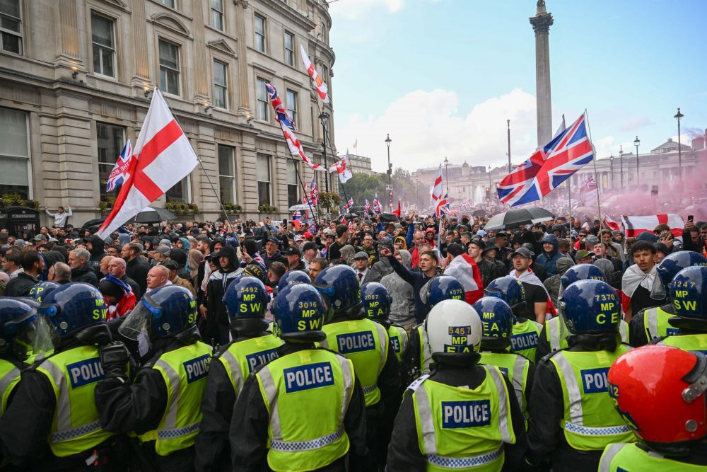 Charlie Kirk suikasti, aşırı sağın transatlantik ölçekte seferberlik gücünü açığa çıkardı. Tommy Robinson’un çağrısıyla Londra’da gerçekleşen rekor katılımlı miting, Avrupa’daki aşırı sağ ağların koordinasyon kabiliyetini öne çıkardı.