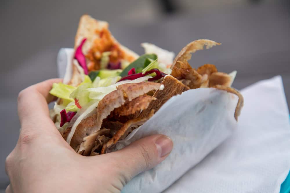 Türkiye’nin “Türk usulü döner” için AB'ye yaptığı başvurunun reddedildiği iddiaları gündeme damga vurdu. Türkiye adına başvuruyu yapan UDOFED, sürecin hâlâ devam ettiğini açıklarken, Almanya’da CSU’nun “Söder Kebab” markasını tescil ettirmesi sahiplenme tartışmalarını yeni bir boyuta taşıdı.