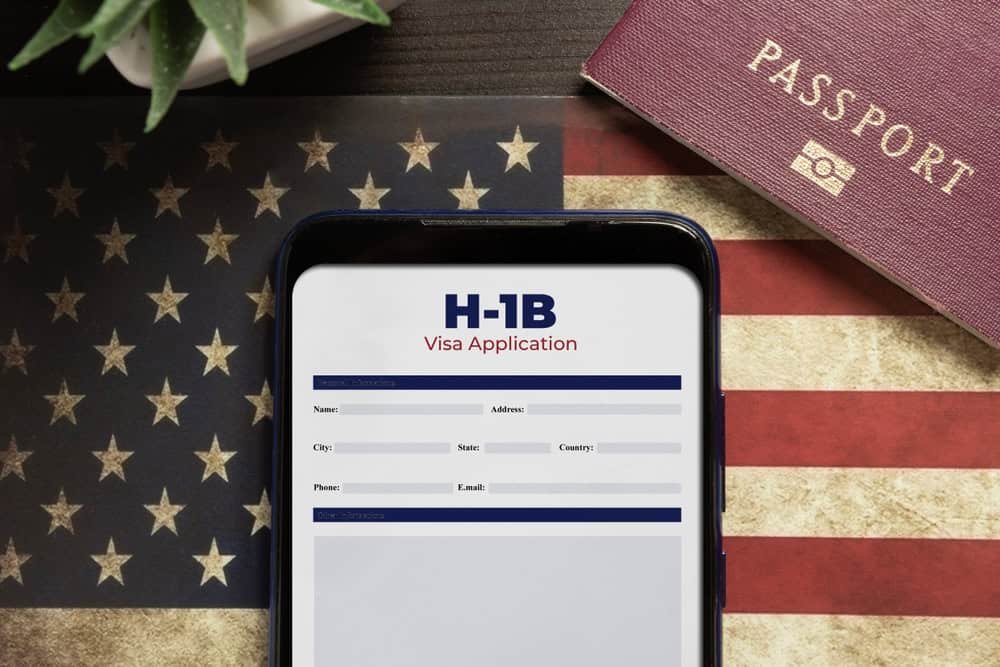 Trump yönetiminin H-1B vizesinin başvuru ücretini 100 bin dolara çıkarma kararı, Silikon Vadisi’nden akademiye kadar uzanan yabancı iş gücü alımını zorlaştırdı. Hindistan karara tepki gösterirken, ABD’nin beyin göçü avantajını kaybetme riskini gündeme geldi.